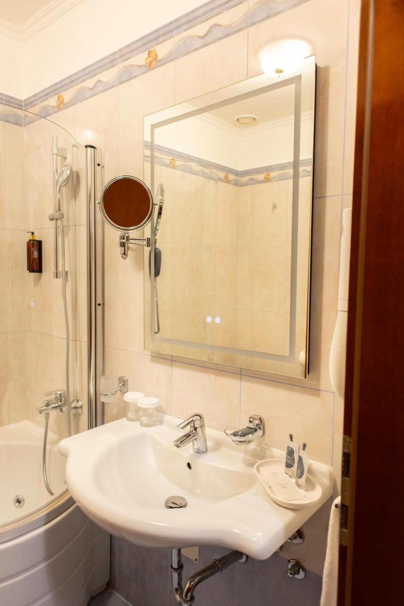 Hotel Waldinger Осиек Экстерьер фото